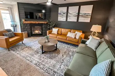 Image de Cozy Renovated Summit Condo – 5-Min Walk to Slopes, Deer Views!