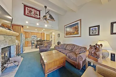 Image de Spacious Two Bedroom Condo with Loft! Enjoy Stargazing in a Quiet Neighborhood! (Snowbird 204) by RedAwning