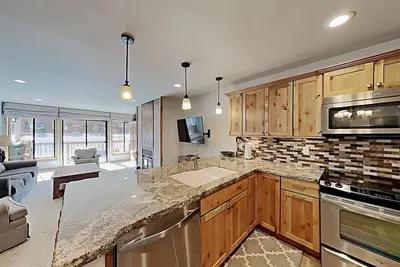Image de Stay Slopeside! One Bedroom Condo With Heated Floors (Snowbird 105) by RedAwning