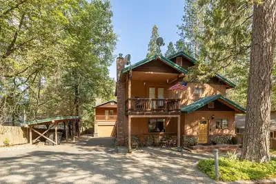 Image de Game Room, 5 Bedrooms, Multiple Decks, 350 yards to The Pines Village & Marina