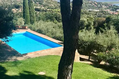 Image de Une villa à Porto Ercole : piscine, jardin et vue sur la mer