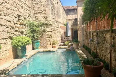 Image de Appartement avec piscine au cœur d’Uzès, à quelques pas de la Place aux Herbes, 16e siècle