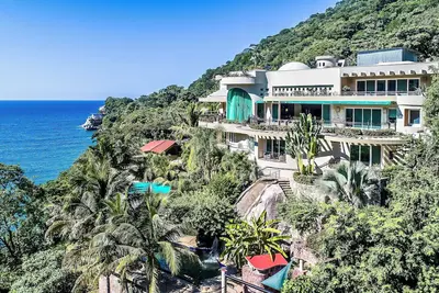 Image de Villa de luxe en bord de plage avec personnel complet