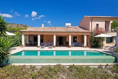 Image de Mares. Stunning villa. A great choice