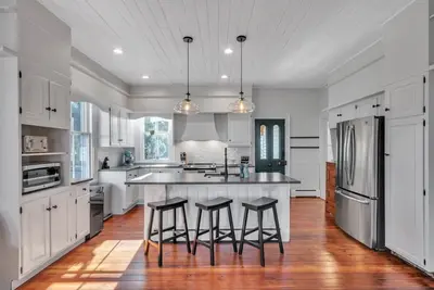Image de Luxe Waterfront Home - Welcome to The Foxtail