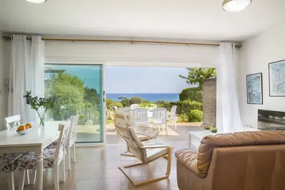 Image de Imagine You and Your Family Renting this beachfront Home, Protaras Apartment 1450