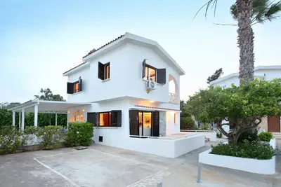 Image de The Ultimate Guide to Renting Your Luxury 3 Bedroom Villa minutes from the Beach, Protaras Villa 1496