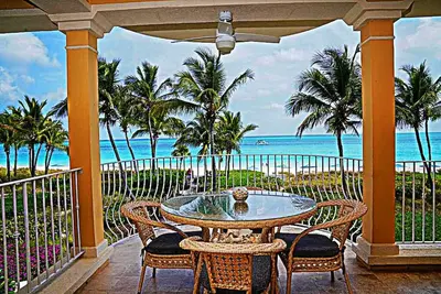 Image de 2nd Floor OceanFront Condo\n205 Villa Renaissance Grace Bay