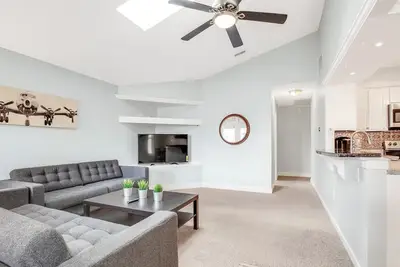 Image de Cute and Cozy 3 Bedroom Ranch Home w\/ Deck and Fenced Yard