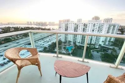 Image de Zen Vacation Rentals Modern Penthouse Across Ocean