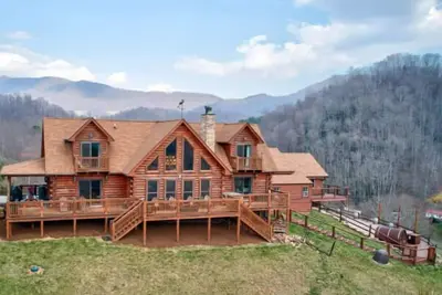 Image de Ponderosa 1887 - 300 degree views, 3 ensuites, hot tub, pool table