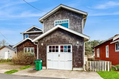 Image de Dog-friendly beach home with firepit, private hot tub, beach access & arcade