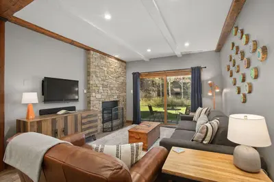 Image de Nicely Updated, Private Washer/Dryer, Outdoor Pool and Hot Tub, Free Bus Route