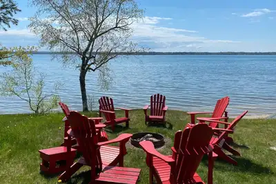 Image de Torch Lake Family Friendly Lakefront Home - Prime Summer Weeks Available