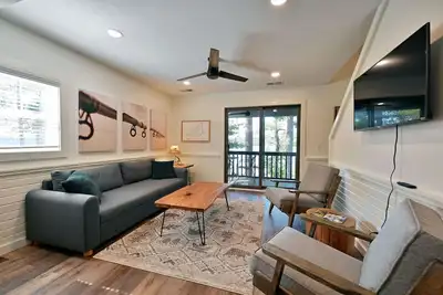Image de All 4 lakefront condos! Private beach, dock, sauna, club room, decks.