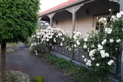 Image de Todd's Cottage and Vineyard in the \"fun part\" of town.