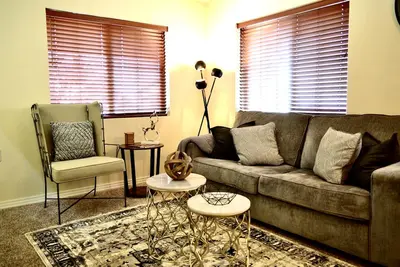 Image de Modern 2 Bedroom Townhome, 1. 5 Bathrooms, 1 Car Garage with Level 2 Ev Charging