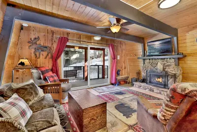 Image de Wolf Cub Resort Cabin w/ Hot Tub at Big Bear