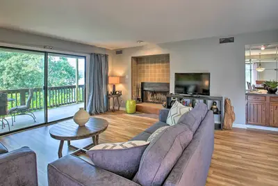 Image de Lake-View Balcony: Sunny Hot Springs Condo!