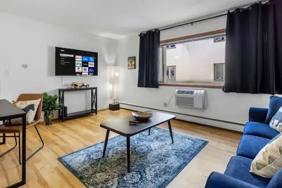 Image de King Bed Near Froedtert ~ Fast Wifi ~ Undergrnd Parking