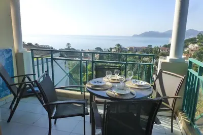 Image de Vue sur la mer et belle piscine