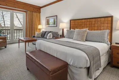Image de 1214 * The Lodge At Spruce Peak | Ski in Ski Out | Studio | Spruce Peak Village Views 2nd floor