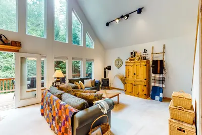Image de Rural, dog-friendly home with loft, deck, firepit, private grill, and game room