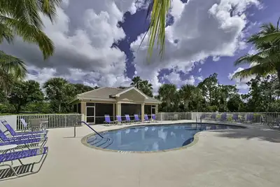 Image de Large Coach Home with lake view - Golf Available! - 5 Mins to Beaches!