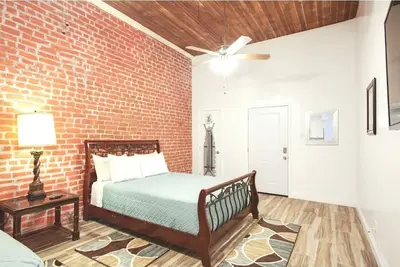 Image de Historic Downtown New Orleans Loft 2 Minute Walk to French Quarter 2a