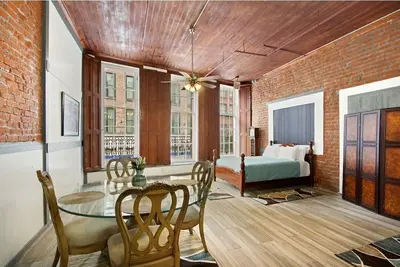 Image de Downtown New Orleans Balcony Suite 2 Minute Walk to French Quarter 2b