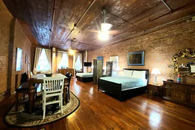 Image de Historic Downtown Hardwood Apartment 2 Minute Walk to French Quarter -3b