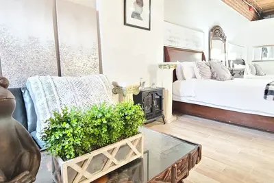Image de Downtown New Orleans Loft - 2 Minute walk to French Quarter 3d