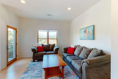Image de Stylish condo w/ balcony, private washer/dryer, & full kitchen - close to river