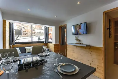 Image de appartement 4 personnes, très cosy et fonctionnel, 2 chambres séparées, vue montagne, exposé. . .