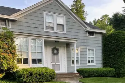 Image de Historic home walking distance to downtown, the harbor, and restaurants!
