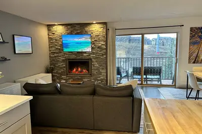 Image de Ski In Ski Out: 2 King Beds, Hot Tub, Gas Fireplace, Balcony, Close to Base Area