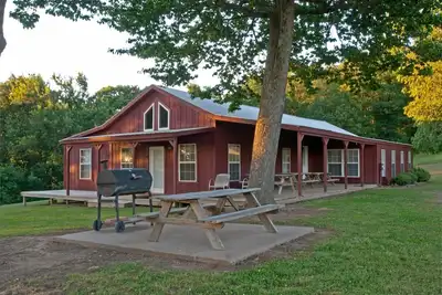 Image de 5-bedroom lodge near Ozark National Forest and Lake Fort Smith state park.