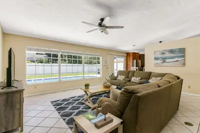 Image de 2 King Beds, Heated Pool, Private neighborhood, 10 min to Beach, 5 min to Downtown