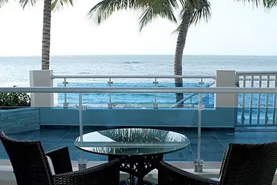 Image de Groundfloor beachfront studio with great sea views, steps from shops\/eateries