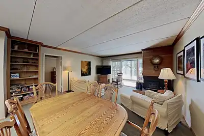 Image de Spacious 2 Bedroom Condo Just Steps To Mammoth Mountain (Unit 108 at 1849 Condos) by RedAwning