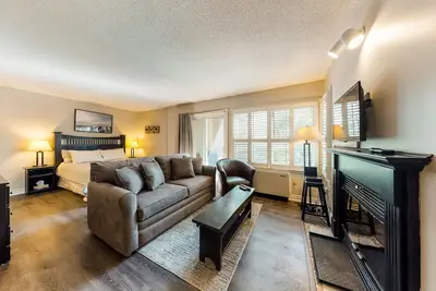 Image de Renovated studio, steps to resort pool, ski lift & shuttle