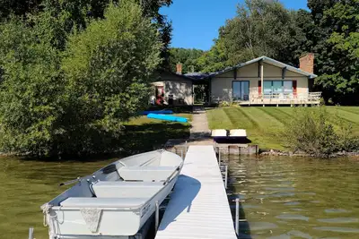 Image de Lakefront home on beautiful Lime Lake in the Leelanau Peninsula