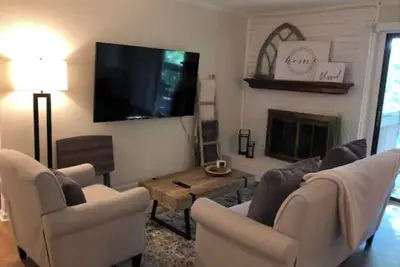 Image de Private 2br condo w/ comfy King & Queen beds