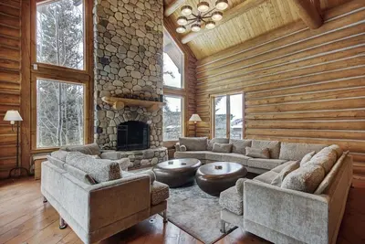 Image de Luxury streamside log home walking distance from Keystone Resort!