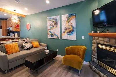 Newly Renovated Cabiny Townhouse near Banff Gate