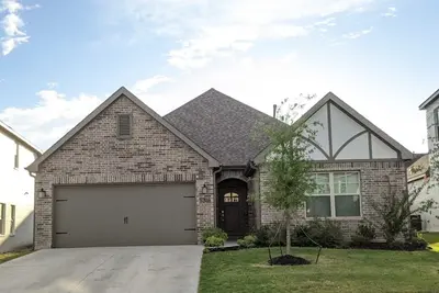 Image de New Home with Fully Fenced Yard!
