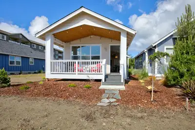Image de Tranquility Base Cottage - Oyhut Bay Seaside Village
