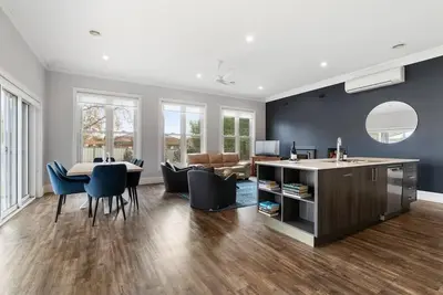 Image de 'Barton House' - Ideal Location, Stroll to Cbd