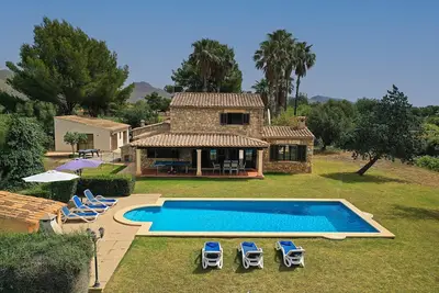 Image de Collet Vell. Lovely stone-clad villa with large garden