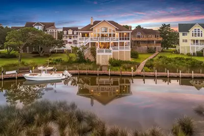 Image de Exquisite Living in Pirate's Cove